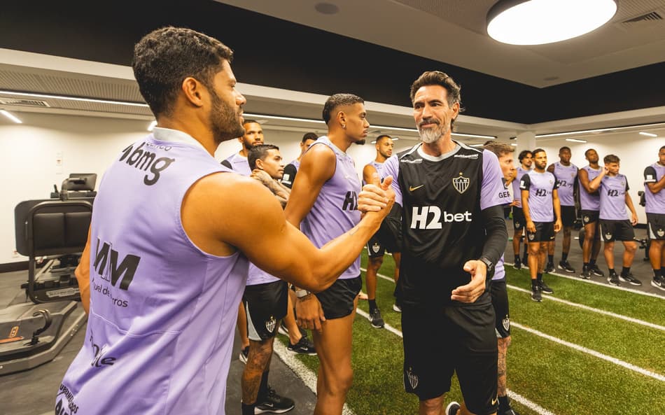 Domínguez com os jogadores do Atlético em primeiro treinamento (Foto: Pedro Souza / Atlético)
