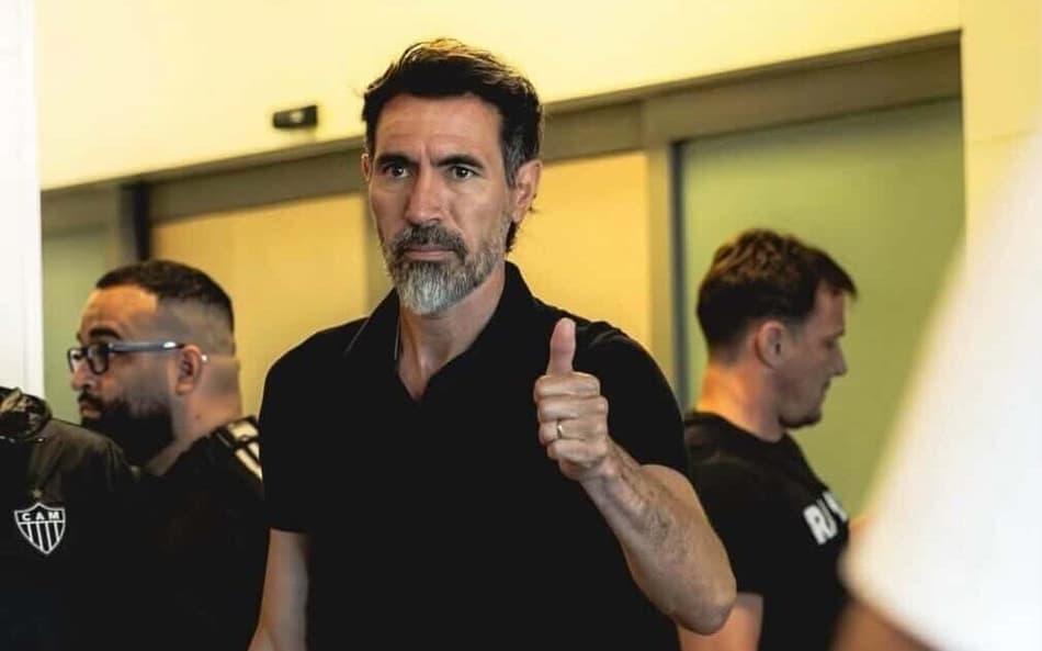 Eduardo Domínguez se encontra com a delegação (Foto: Reprodução Atlético)