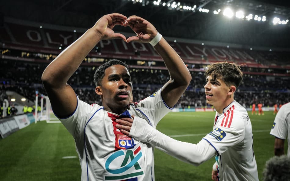 Endrick celebra gol marcado pelo Lyon sobre o Laval, na Copa da França