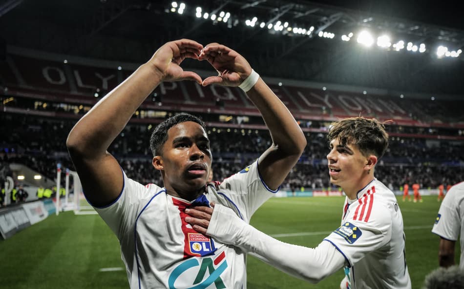 Endrick celebra gol marcado pelo Lyon sobre o Laval, na Copa da França