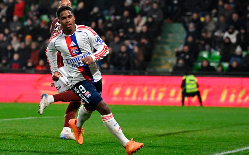 Endrick celebra gol marcado pelo Lyon sobre o Metz, pela Ligue 1