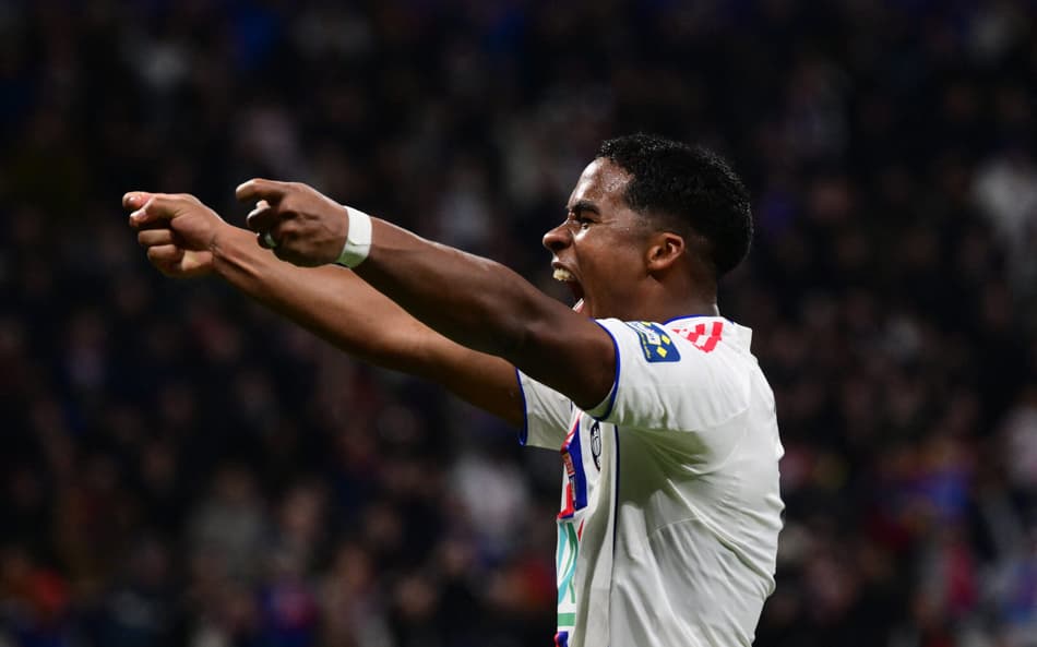Endrick comemora gol marcado pelo Lyon sobre o Laval, pela Copa da França
