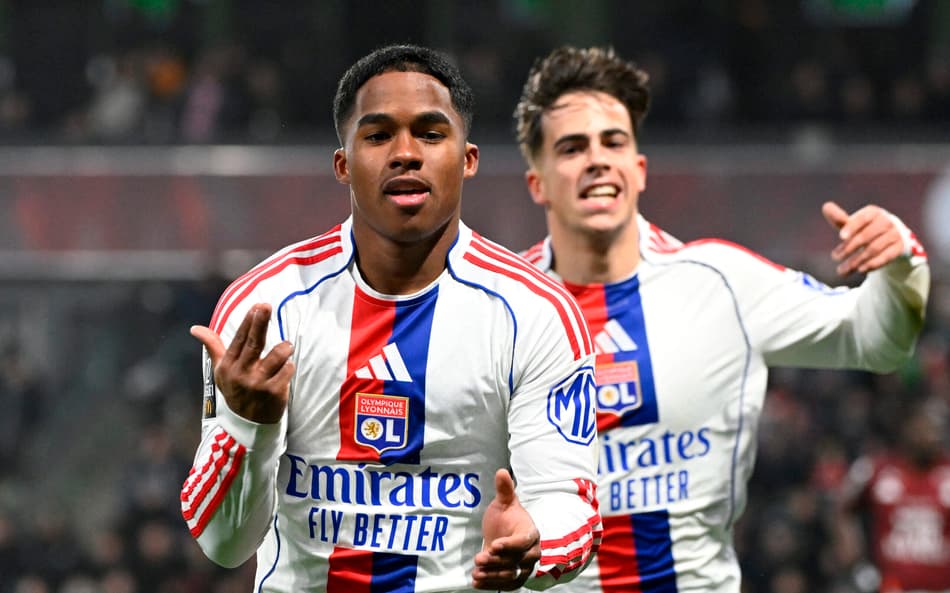 Endrick comemora gol marcado pelo Lyon sobre o Metz, pela Ligue 1