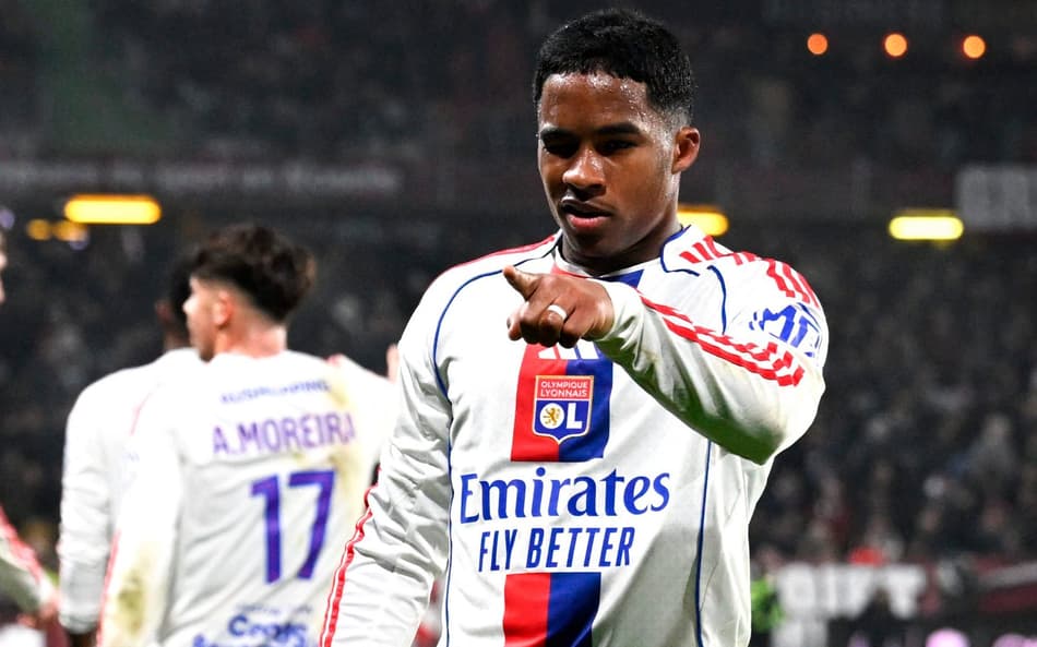 Endrick comemora seu segundo gol marcado pelo Lyon sobre o Metz, pela Ligue 1