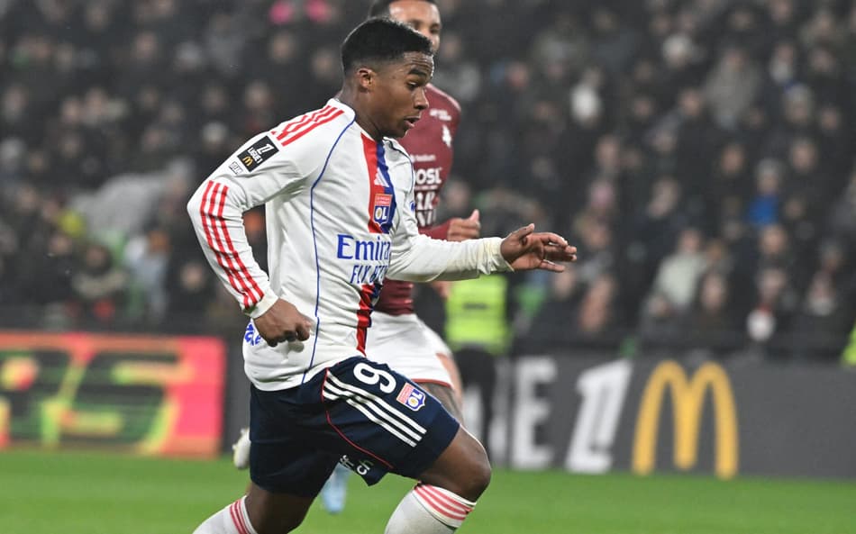 Endrick põe a partida no bolso, faz três gols e Lyon goleia o Metz por 5 a 2 na Ligue 1