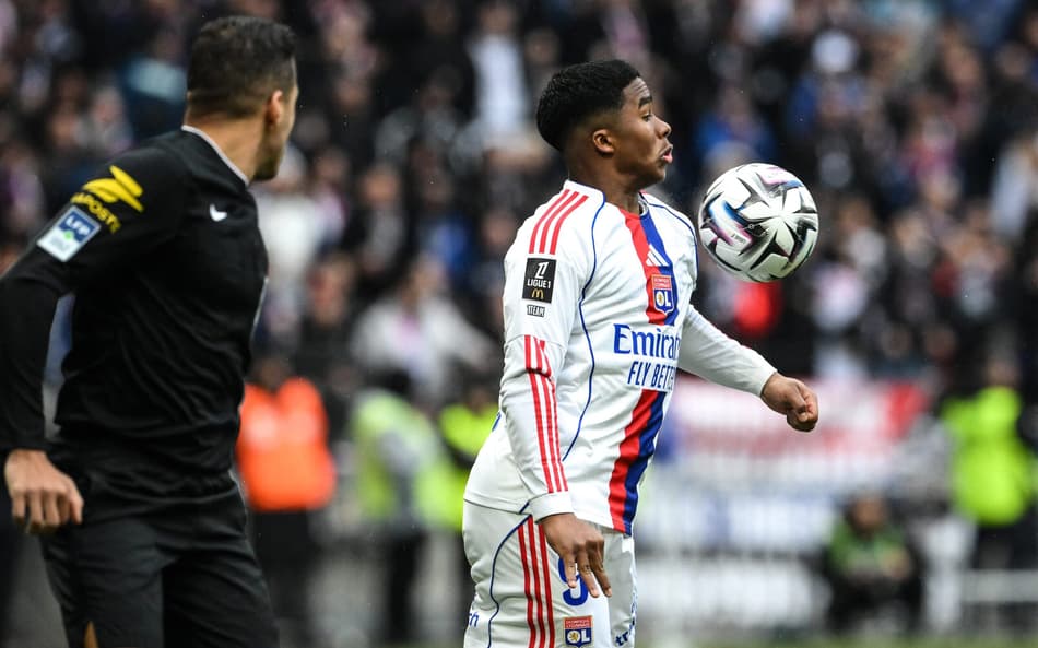 Endrick mata bola no peito no duelo entre Lyon e Lille pela Ligue 1 (Foto: Olivier Chassignole / AFP)