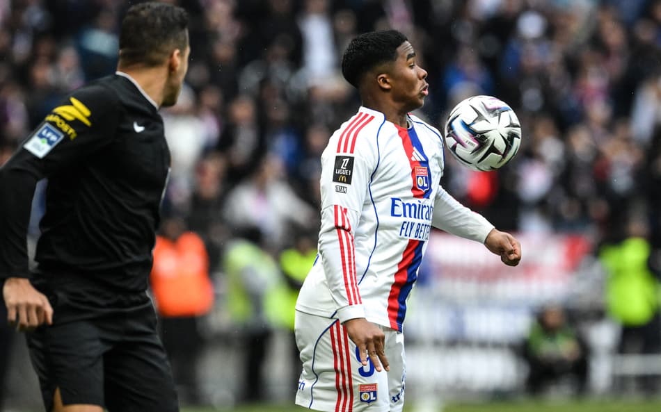 Endrick mata bola no peito no duelo entre Lyon e Lille pela Ligue 1 (Foto: Olivier Chassignole / AFP)