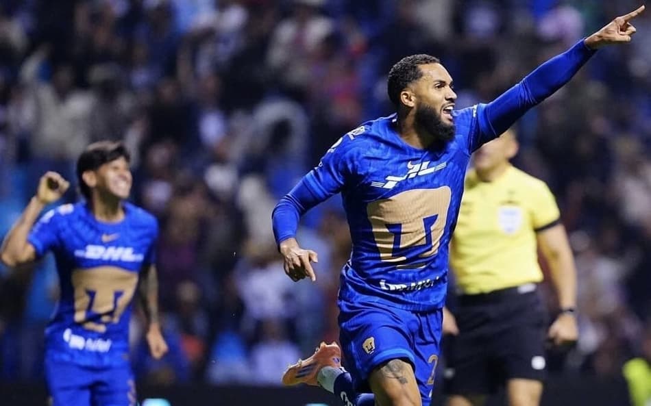 Ex-Flamengo, Juninho comemora gol da vitória do Pumas sobre o Puebla, pela Liga MX