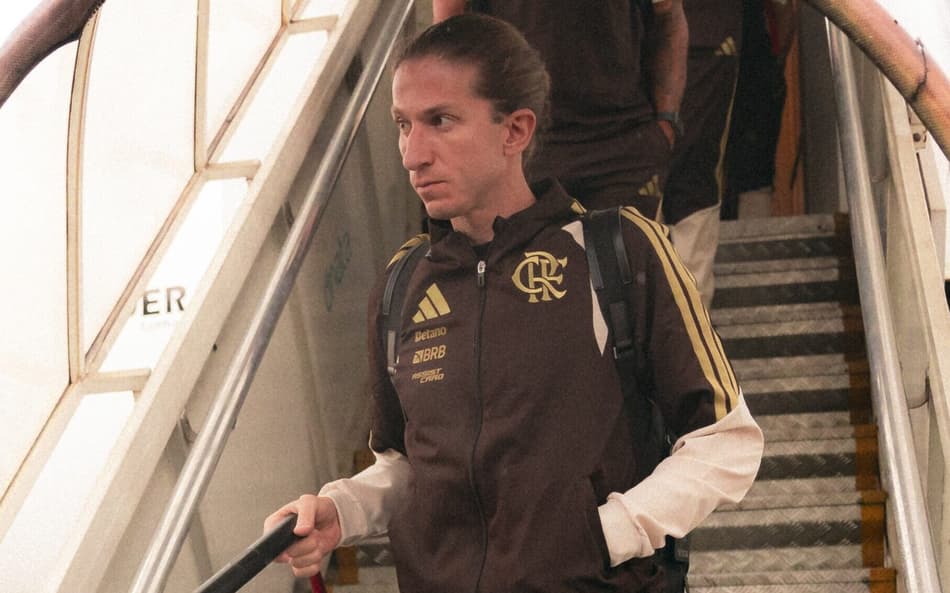 Filipe Luís desembarca em São Paulo para estreia do Flamengo no Brasileirão (Foto: Adriano Fontes / Flamengo)