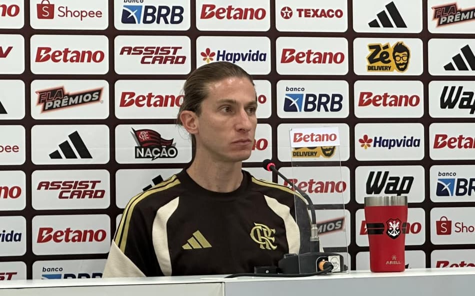 Filipe Luís durante coletiva de imprensa no Estádio Nilton Santos (Foto: Lucas Bayer/Lance!)