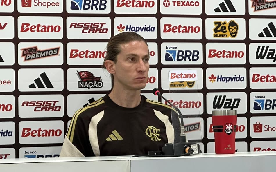 Filipe Luís durante coletiva de imprensa no Estádio Nilton Santos (Foto: Lucas Bayer/Lance!)