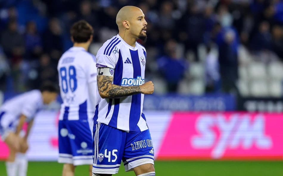 Gabriel Furtado em ação pelo Anorthosis (Foto: Divulgação/Anorthosis)