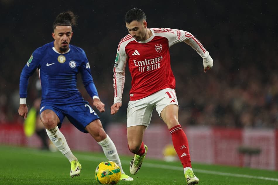 Gabriel Martinelli em disputa com Malo Gusto, no duelo entre Arsenal e Chelsea (Foto: Adrian Dennis/AFP)