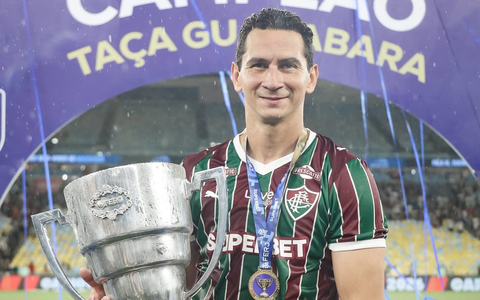 Ganso com o troféu da Taça Guanabara (Foto: MArcelo Gonçalves/FFC)