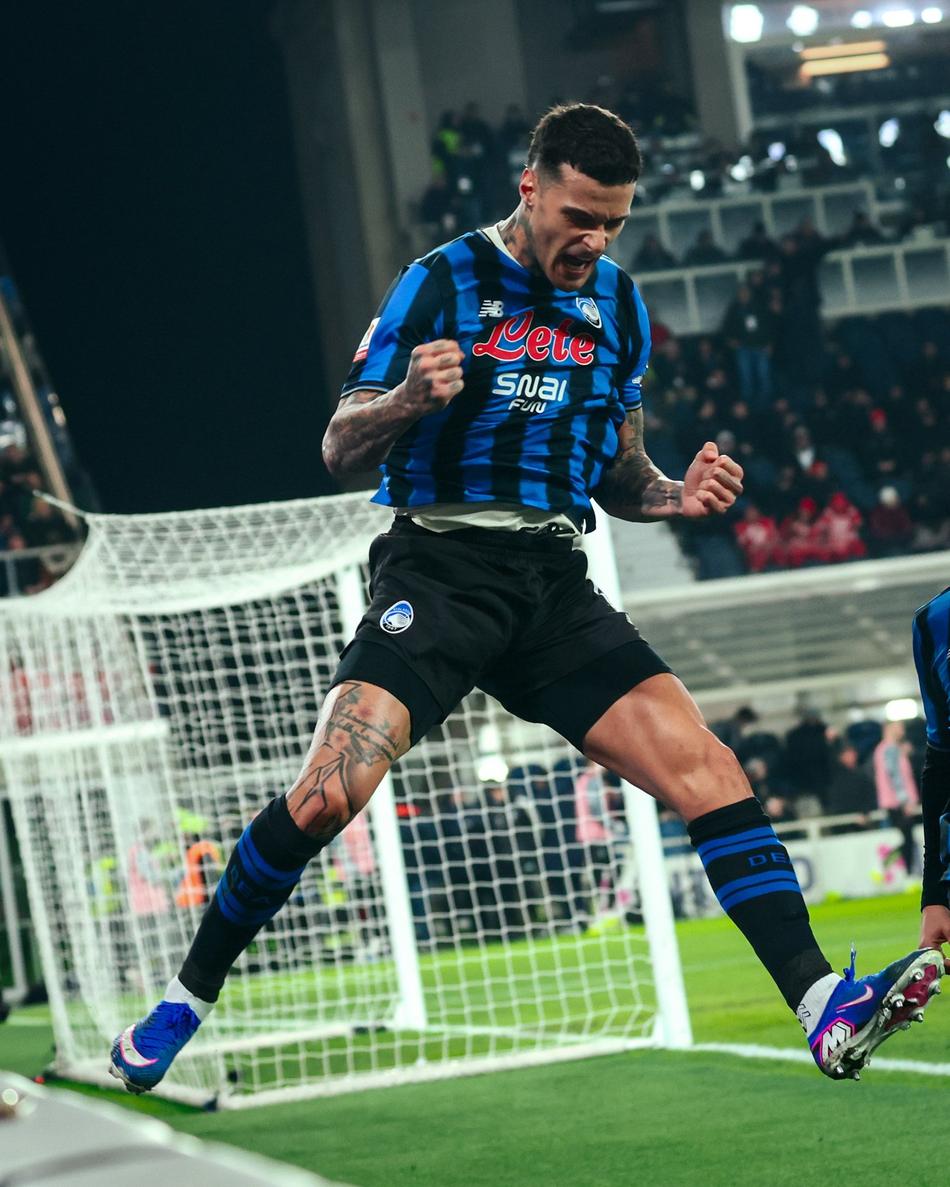 Gianlucca Scamacca comemorando o primeiro gol marcado no duelo entre Atalanta x Juventus (Foto: Reprodução/X)