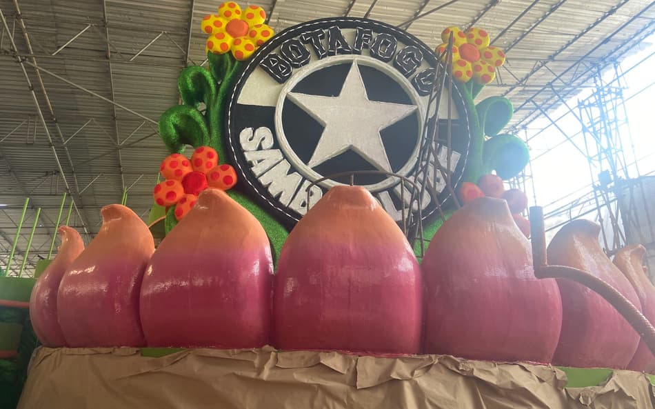 Botafogo Samba Clube prepara desfile colorido para 2026 (Foto: Bernardo Pinho/Lance!)