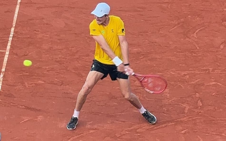 O técnico Guilherme Teixeira observa o treino de João Fonseca no Rio Open (Foto: Gustavo Loio/Lance!)