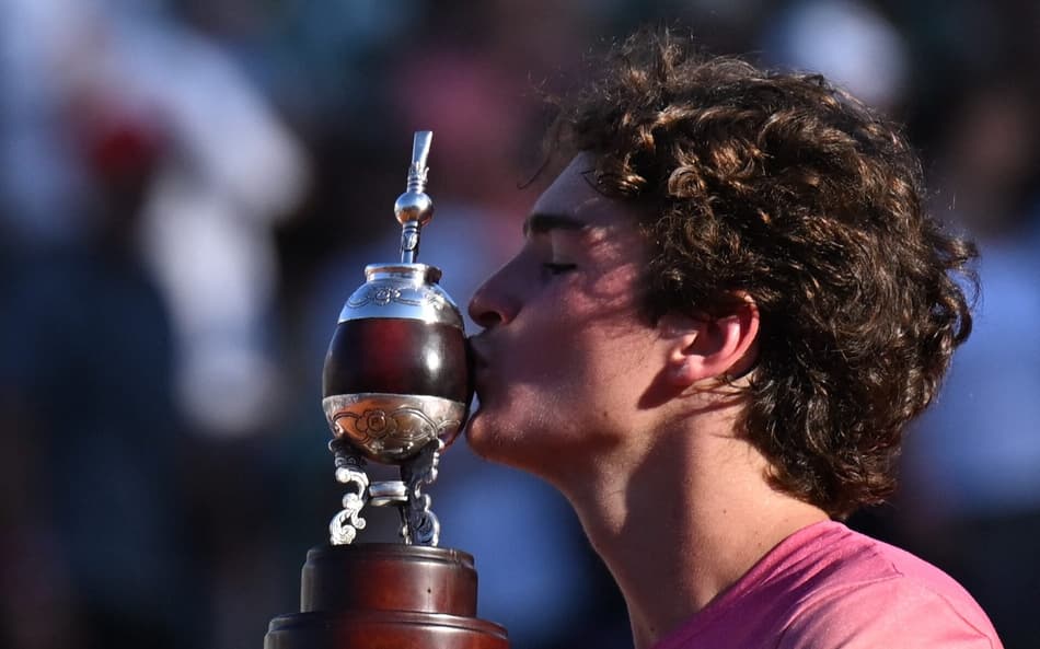 João Fonseca com a taça do ATP de Buenos Aires (foto: Luis ROBAYO / AFP)