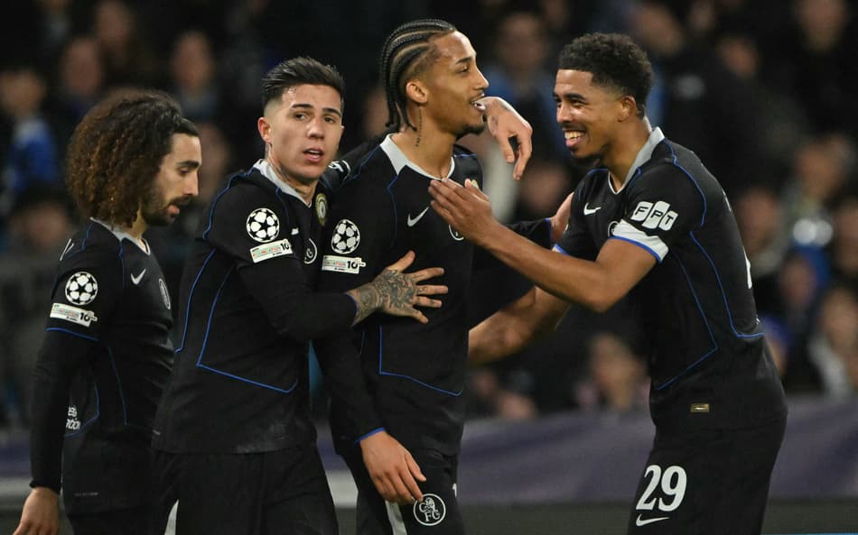 Com dois gols de João Pedro, o Chelsea venceu o Napoli por 3 a 2 pela Champions League (Foto: Andreas SOLARO / AFP)