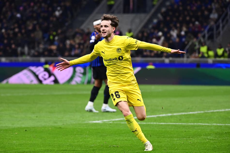 Jogador do Bodo/Glimt comemorando a classificação da equipe sobre a Inter de Milão (Foto: Piero Cruciatti/AFP)