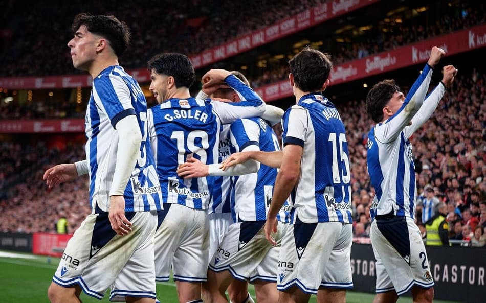 Jogadores da Real Sociedad comemorando o gol marcado contra o Athletic Bilbao (Foto: Reprodução/X)