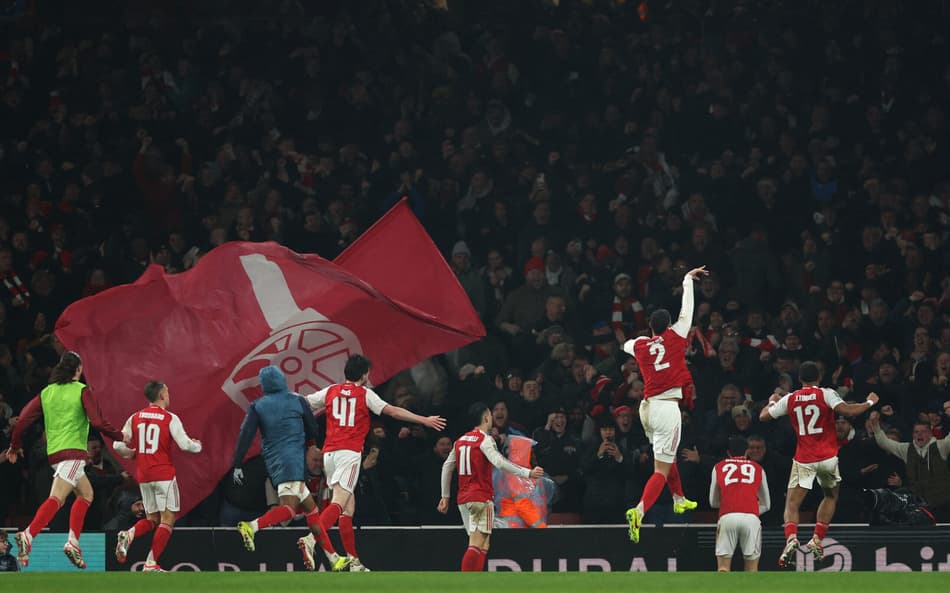 Jogadores do Arsenal comemorando a classificação do Arsenal sobre o Chelsea (Foto: Adrian Dennis/AFP)