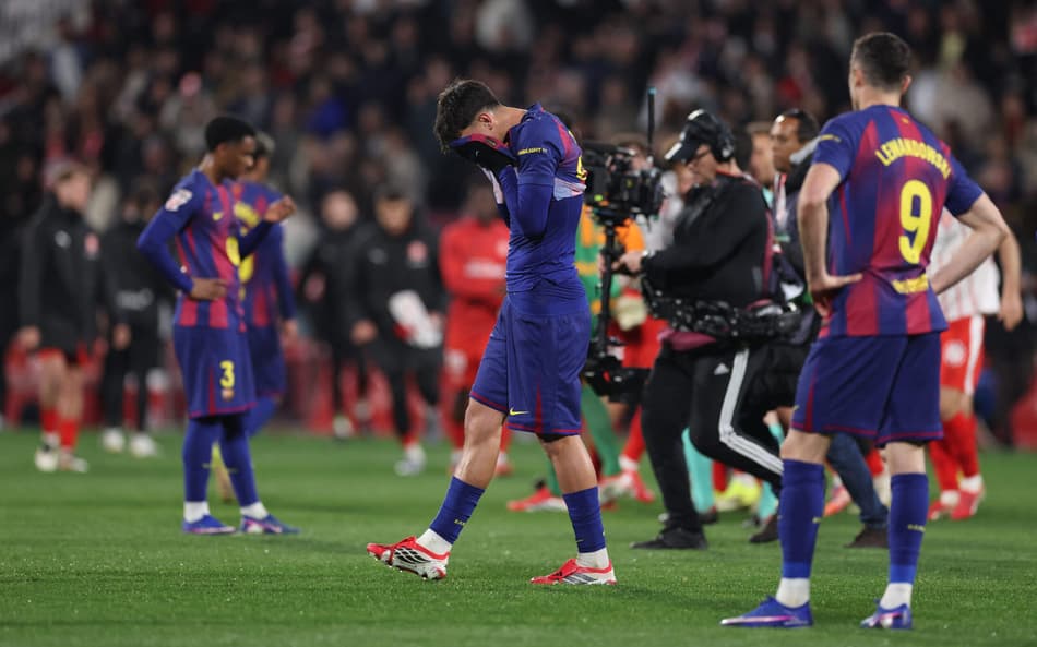 Jogadores do Barcelona lamentando a derrota para o Girona (Foto: Josep Lago/AFP)