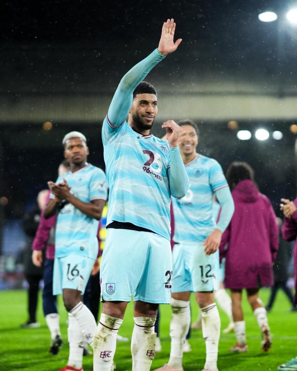 Jogadores do Burnley comemorando a vitória