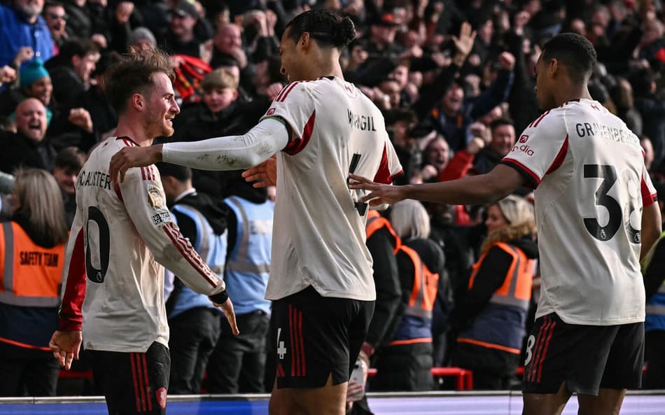 Jogadores do Liverpool comemorando o gol da equipe sobre o Nottingham Forest (Foto: Ben Stansall/AFP)
