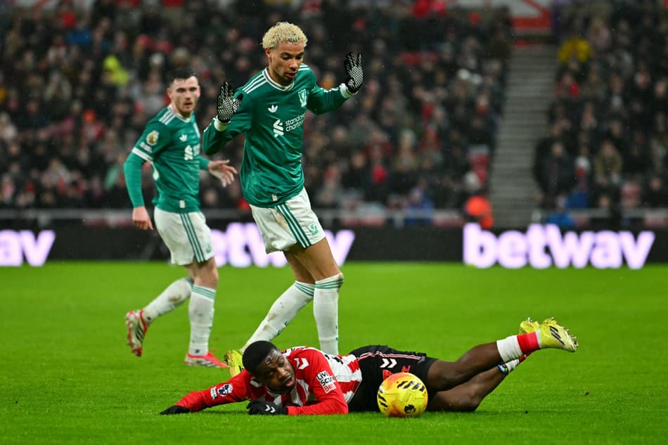 Jogadores do Liverpool e Sunderland em ação na Premier League (Foto: Andy Buchanan/AFP)