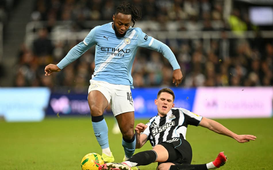 Jogadores do Manchester City e Newcastle em duelo (Foto: Oli Scarff/AFP)