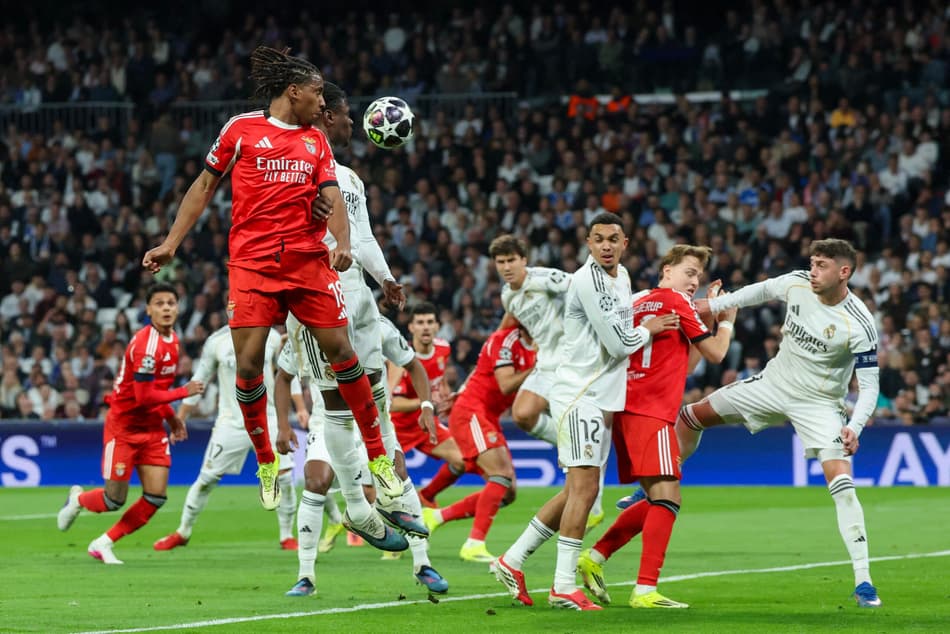 Jogadores do Real Madrid x Benfica em ação no duelo da Champions League (Foto: Pierre-Philippe Marcou/AFP)