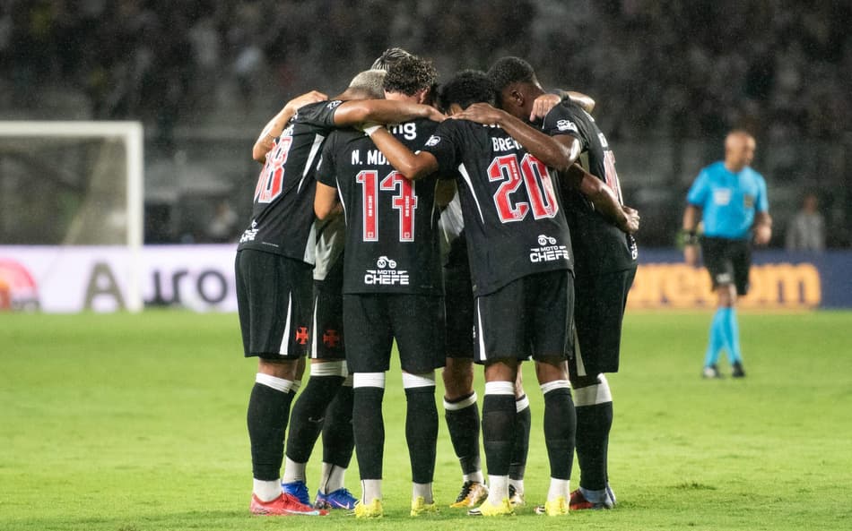 Vasco tropeça diante da Chapecoense em São Januário (Foto: DELMIRO DOS SANTOS JUNIOR/Mochila Press/Gazeta Press)