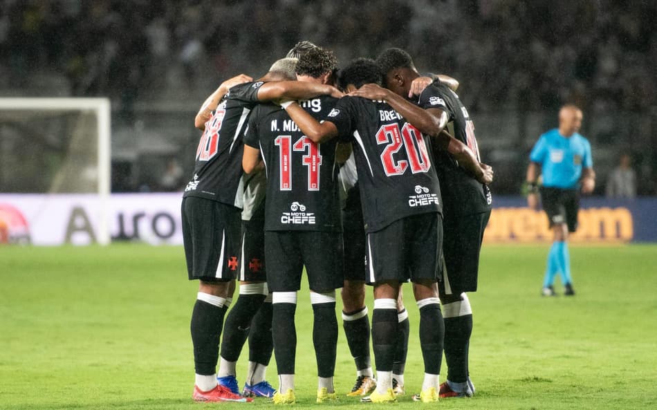 Vasco tropeça diante da Chapecoense em São Januário (Foto: Delmiro dos Santos Junior/Mochila Press/Gazeta Press)