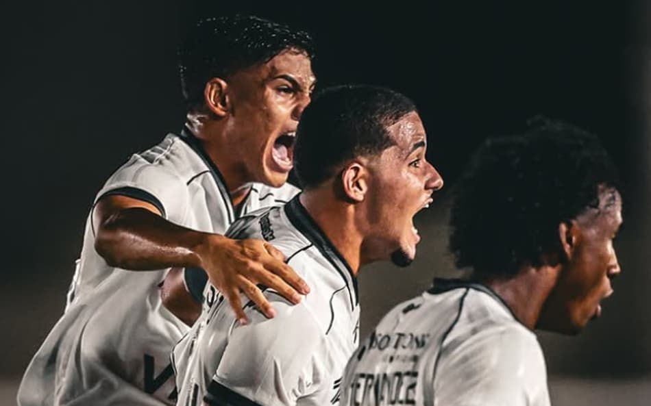 Justino comemora o gol marcado com companheiros (Foto: Vitor Silva/Botafogo)