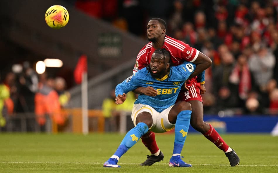 Konaté marca Arokodare em Liverpool x Wolverhampton, pela Premier League