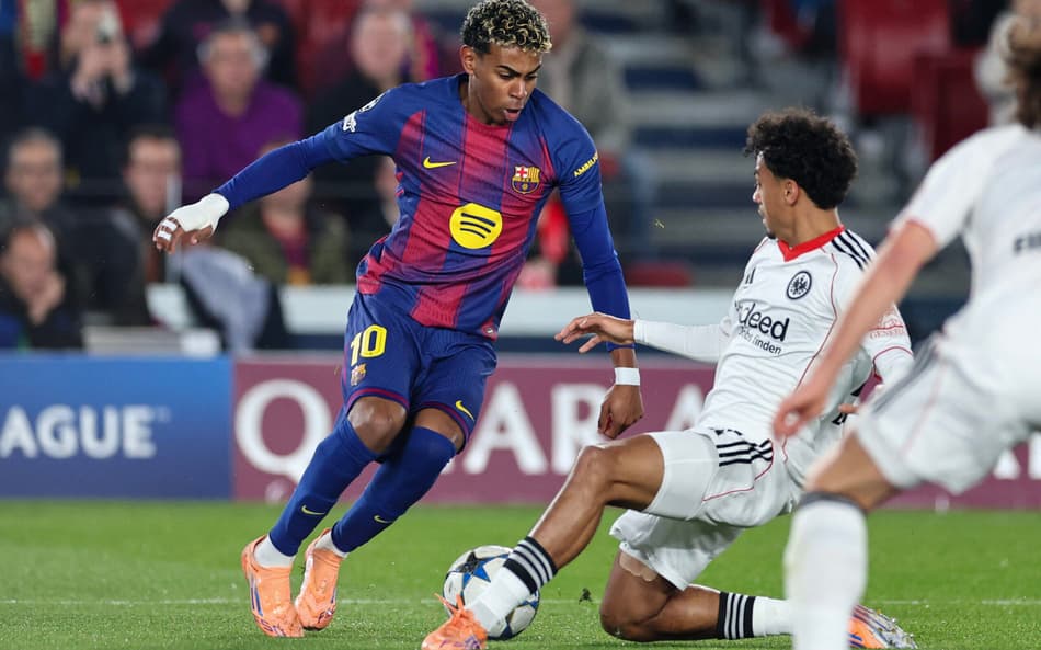 Lamine Yamal em ação pelo Barcelona contra o Frankfurt, pela Champions League