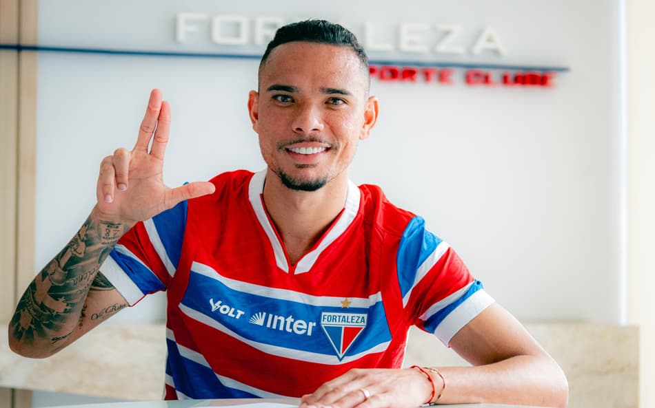 Fortaleza oficializa a contratação de atacante do Athletico