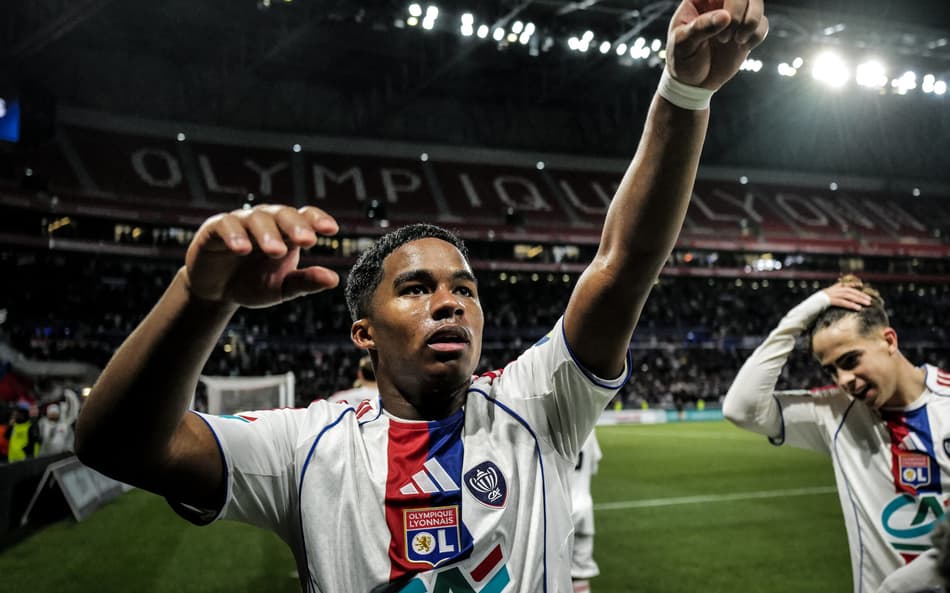 Endrick comemora gol pelo Lyon (Foto: OLIVIER CHASSIGNOLE / AFP)