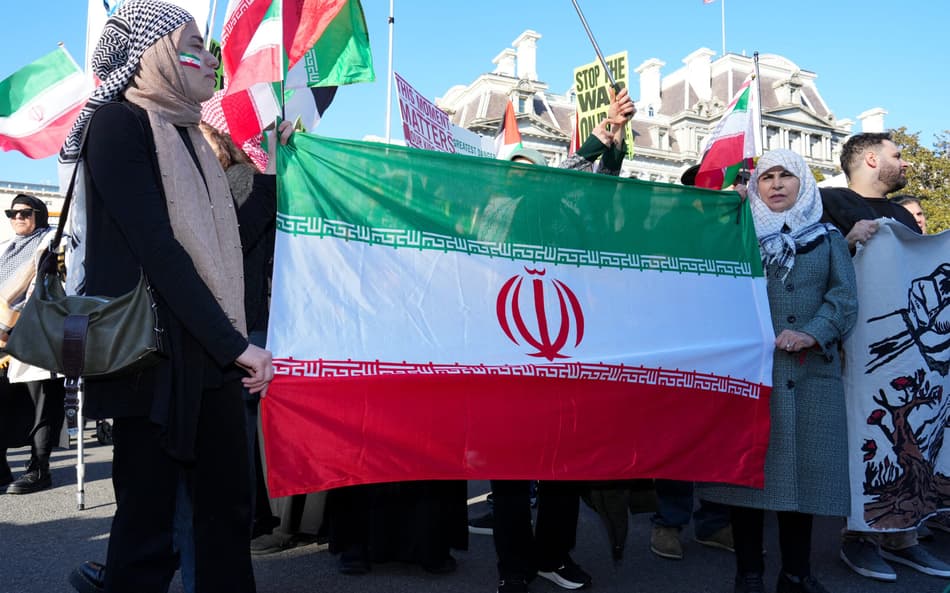 Manifestantes condenam guerra no Irã em protesto realizado em Washington DC, nos Estados Unidos