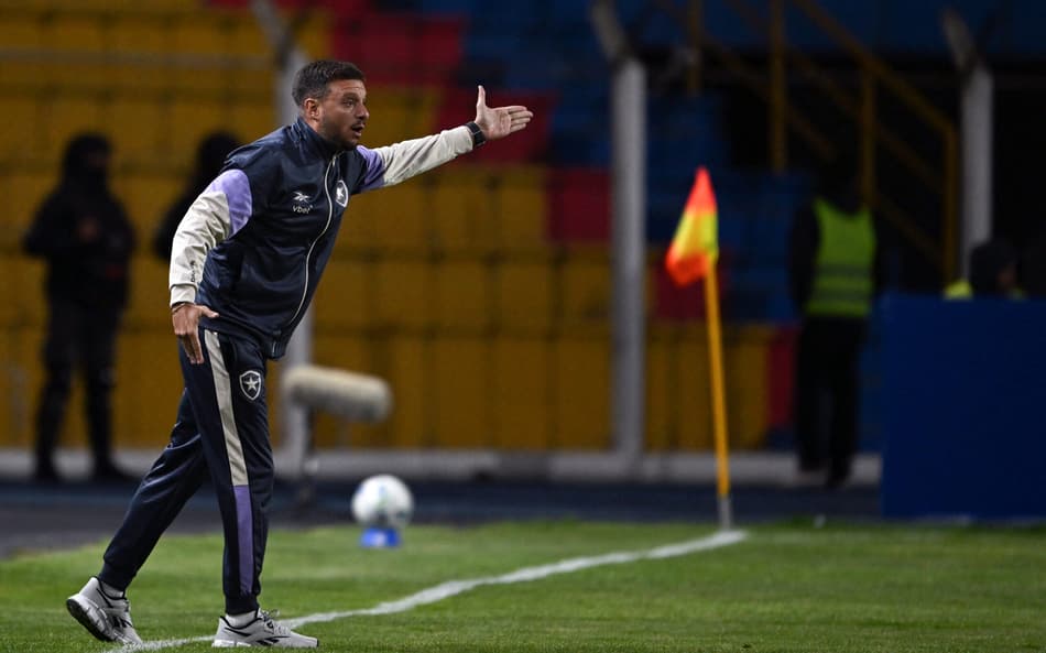 Martín Anselmi é o técnico do Botafogo (Foto: Aiza Raldes/AFP)