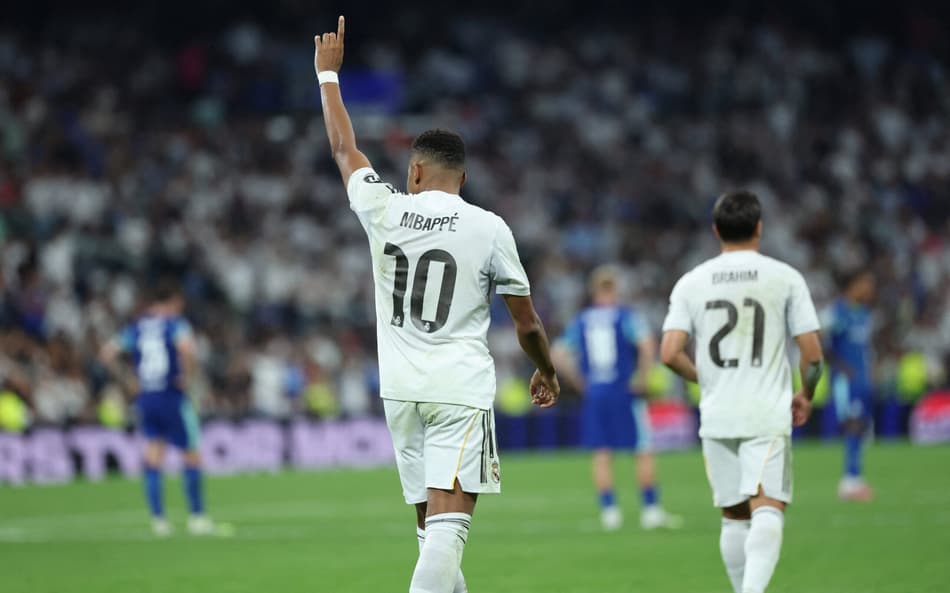 Mbappé comemorando o gol marcado na Champions League no jogo contra o Marseille (Foto: Thomas Coex/AFP)