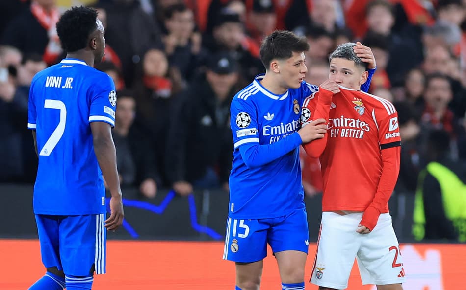 Momento em que Vini Jr acusa Prestianni de ter dito uma injúria racial após tapar a boca com a camisa em Benfica x Real Madrid