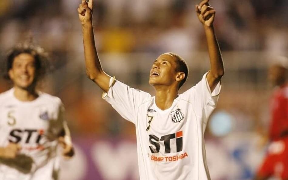 Neymar comemora o primeiro gol como profissional pelo Santos, em 2009, no Pacaembu. (Foto: Divulgação/ Site Neymar Jr.)