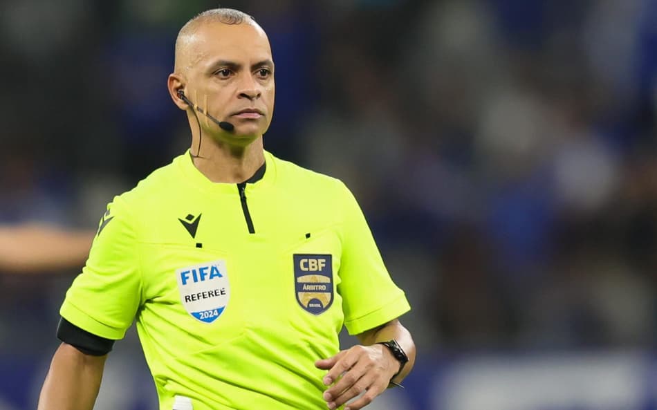 O arbitro Wilton Pereira Sampaio durante partida entre Cruzeiro e Flamengo no estadio Mineirao