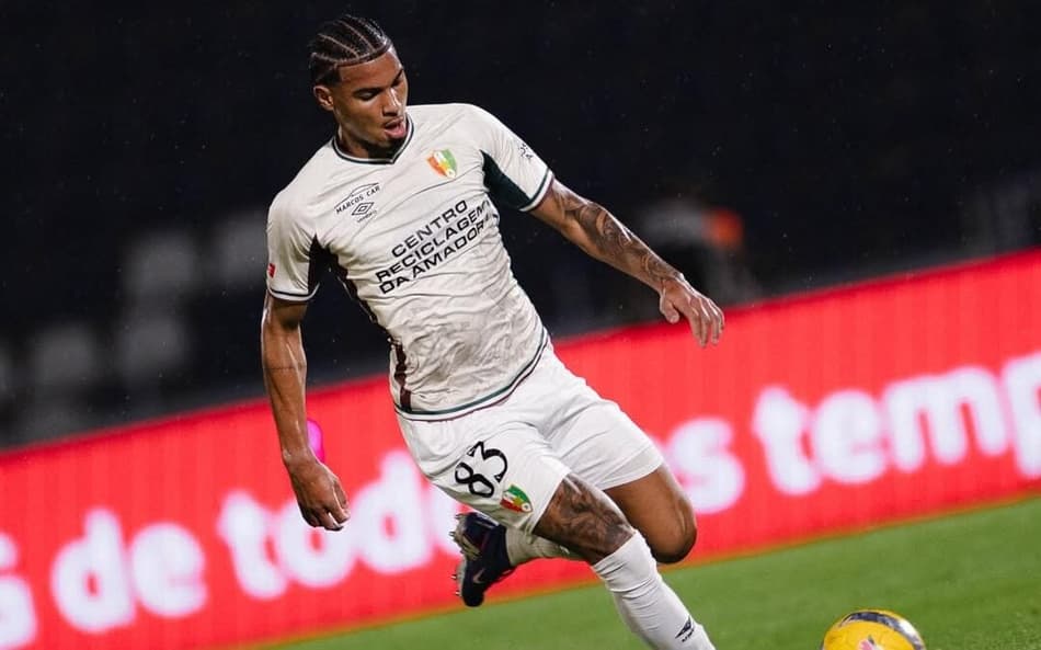 Otávio em ação pelo Estrela da Amadora, de Portugal (Foto: Reprodução/Instagram)