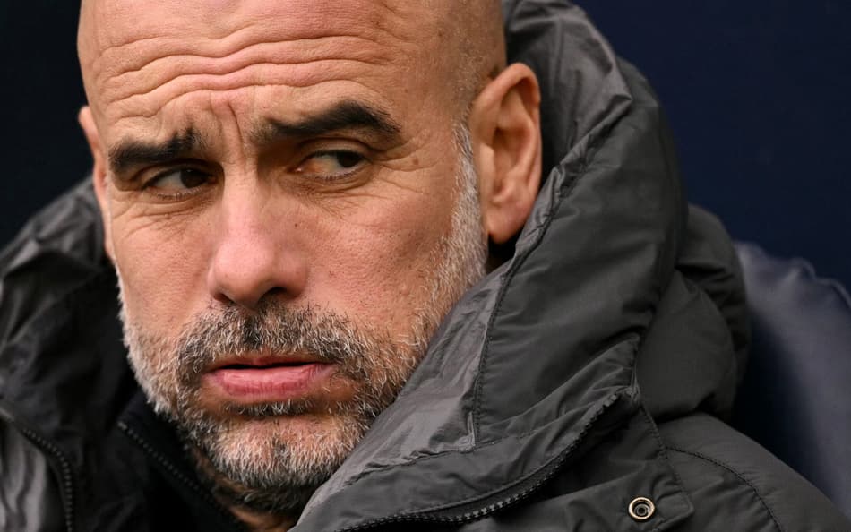 Pep Guardiola reage durante jogo entre Manchester City e Salford City, pela FA Cup