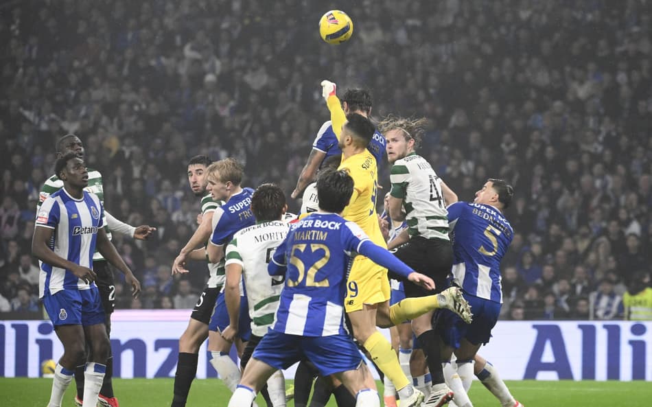Porto e Sporting duelam pela Liga Portugal (Foto: Miguel RIOPA / AFP)