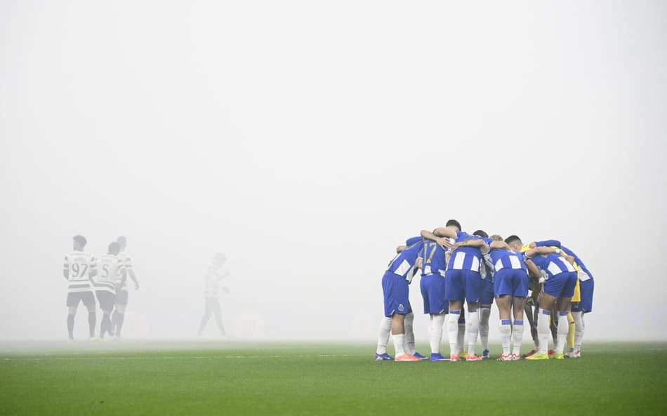 Porto e Sporting duelam pela Liga Portugal (Foto: Miguel RIOPA / AFP)