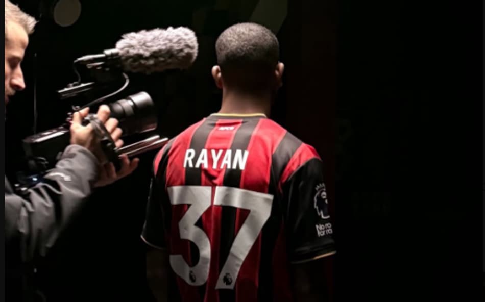 Rayan é apresentado pelo Bournemounth (Foto: Divulgação)